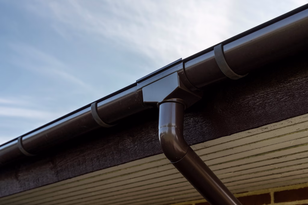 Montering av takrenner og nedløp